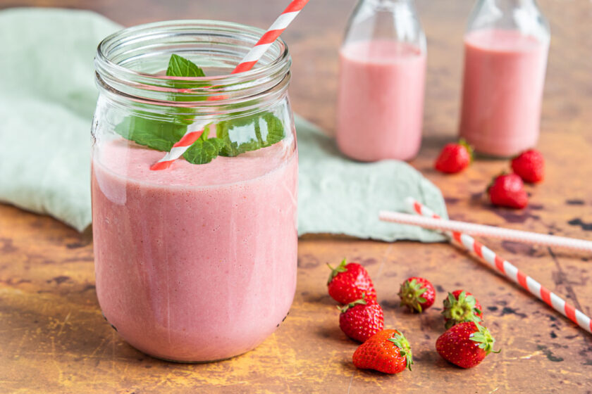 Erdbeershake mit Eis und Buttermilch