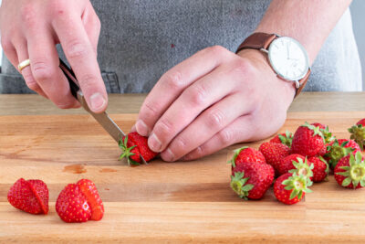 Grün von den Erdbeeren entfernen