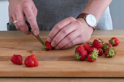 Strunk der Erdbeeren abschneiden