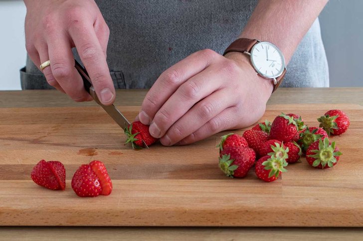 Strunk der Erdbeeren abschneiden