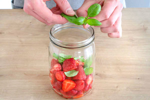 Basilikum zu den Erdbeeren geben