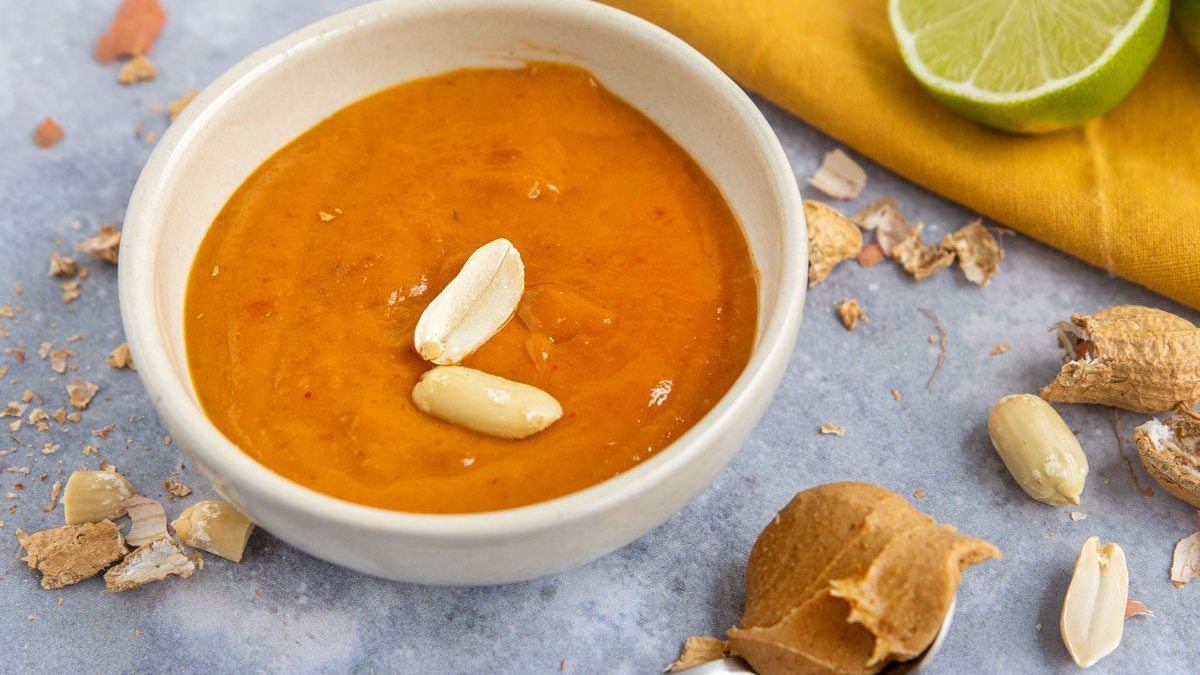 Erdnussdip selber machen: Dip für Sommerrollen | Rezept - eat.de