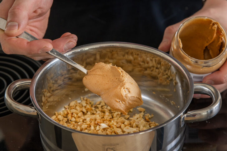 Erdnussbutter zu den Erdnüssen geben