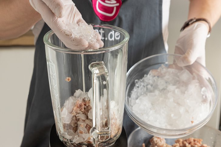 Crushed Eis hinzugeben