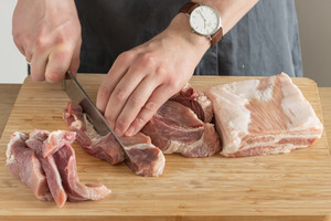 Fleisch in Streifen schneiden