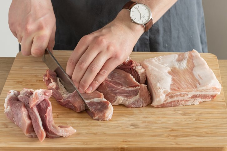 Fleisch in Streifen schneiden