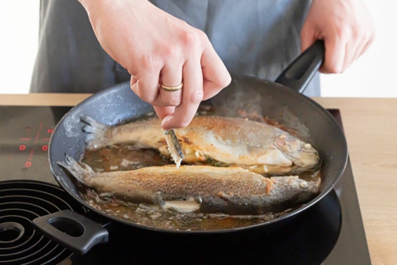 Forelle Müllerin Art mit Mandelbutter | Rezept - eat.de