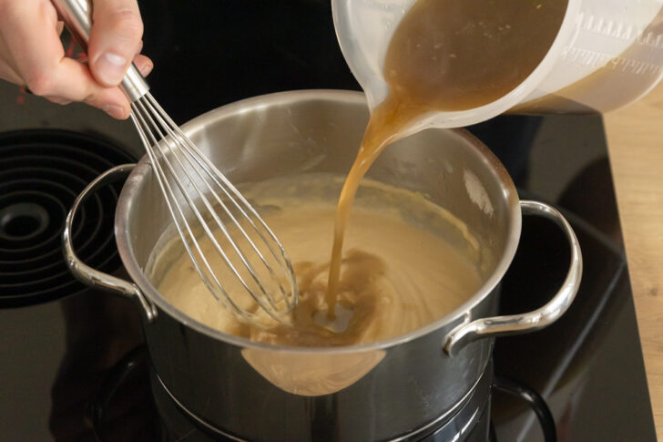 Gemüsebrühe zur klassischen Meerrettichsauce geben