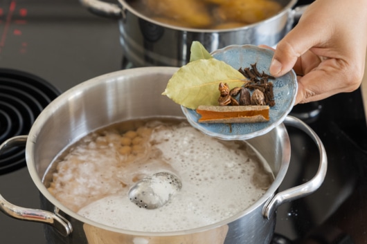 Gewürze zu Kichererbsen geben