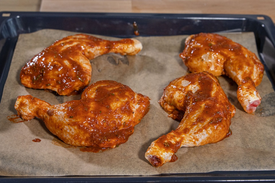 Knusprige Hähnchenschenkel im Backofen Rezept eat.de