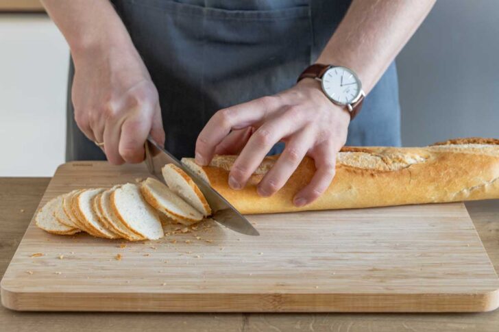 Baguette in Scheiben schneiden