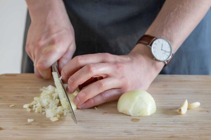 Zwiebel und Knoblauch schneiden