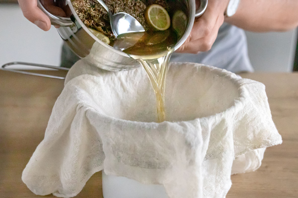 Holunderblütengelee mit Apfelsaft und Limette | Rezept