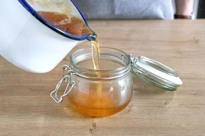 Holunderblütengelee mit Apfelsaft abfüllen