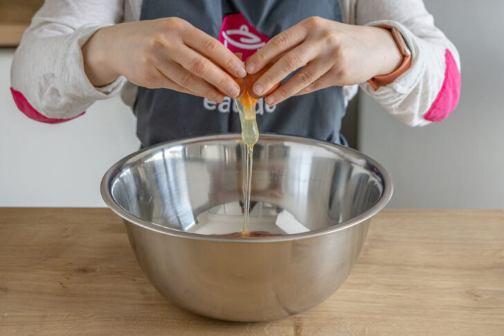 Eier in die Schüssel schlagen