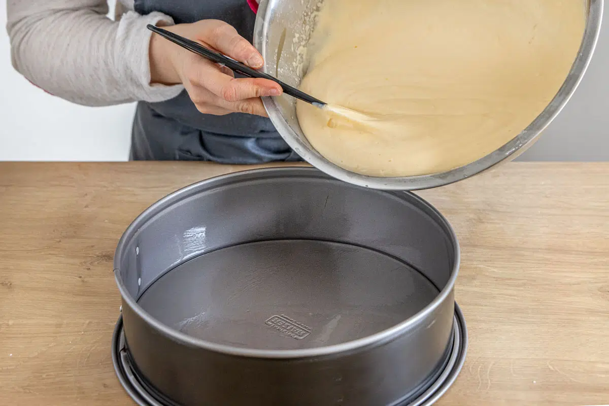 Käsekuchenteig in Springform gießen