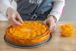 Käsekuchen ohne Boden mit Mandarinen belegen
