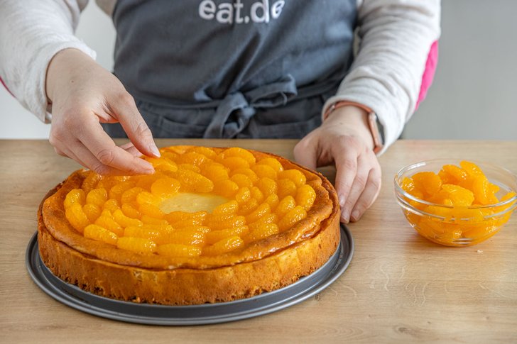 Käsekuchen ohne Boden mit Mandarinen belegen