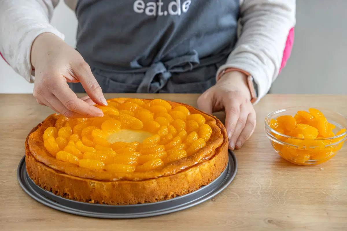 Käsekuchen ohne Boden mit Mandarinen belegen