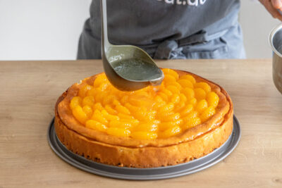 Mandarinen mit Tortenguss bedecken