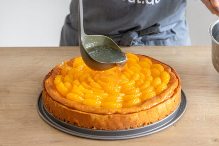 Mandarinen mit Tortenguss bedecken