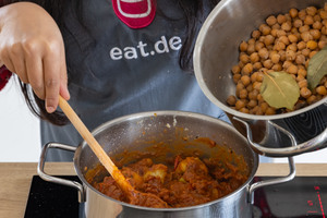 Kichererbsen zum Chana Masala geben