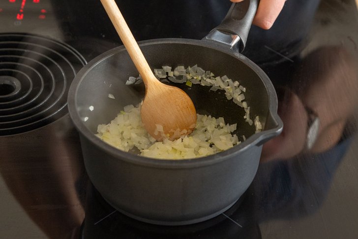 Zwiebel und Knoblauch anschwitzen