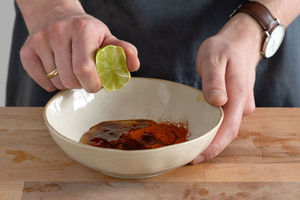 Limette zur Rippchen Marinade mit Honig dazu pressen