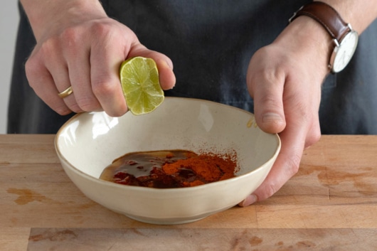 Limette zur Rippchen Marinade mit Honig dazu pressen