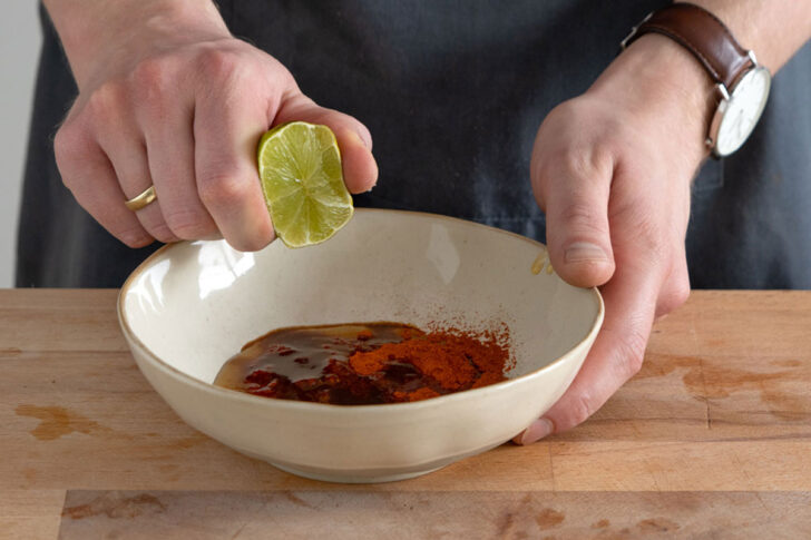 Limette zur Rippchen Marinade mit Honig dazu pressen