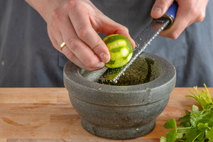 Limettenschale abreiben