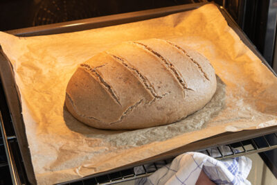 Roggenbrot im vorgeheizten Ofen backen