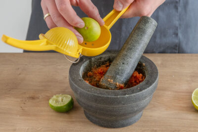 Frische Limette auspressen 