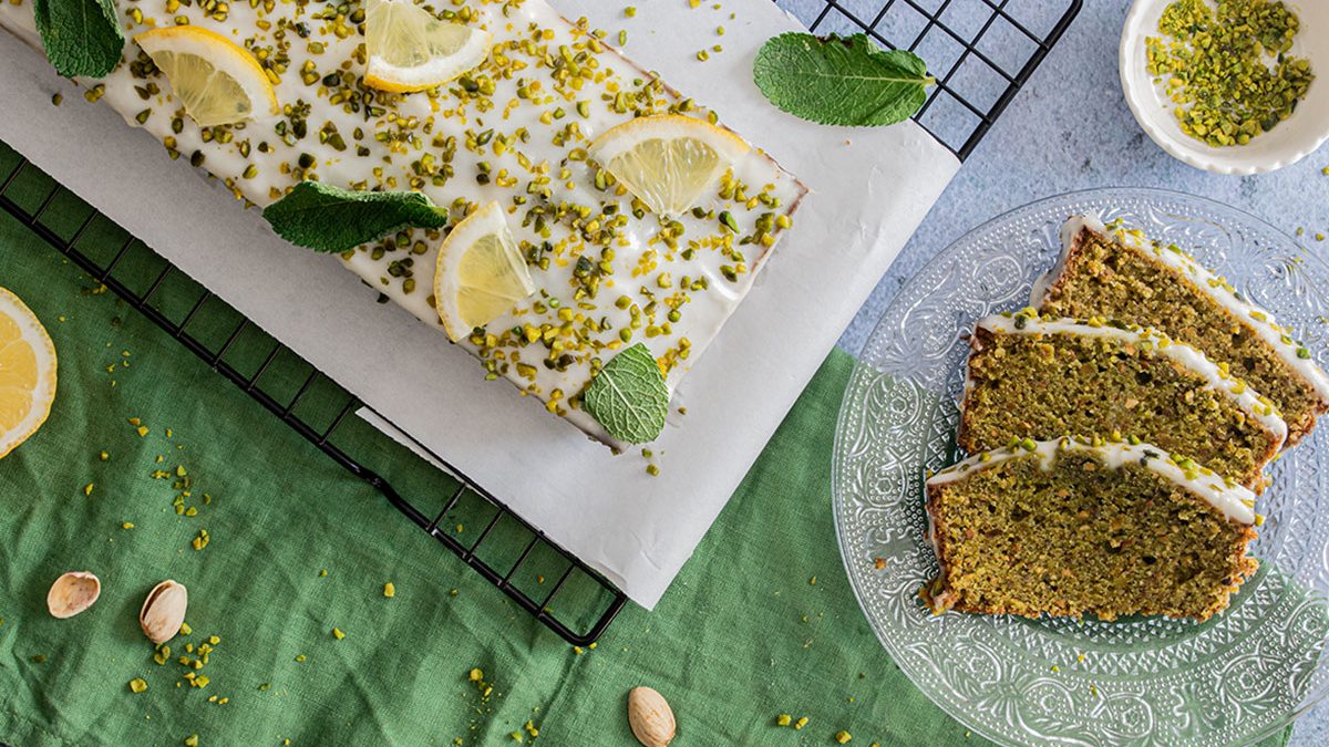 Veganer Pistazienkuchen mit frischem Zitronen-Frosting | Rezept