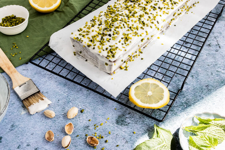 Saftiger Pistazienkuchen mit frischem Zitronen-Frosting