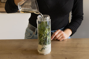 Spinat, Hafermilch & Öl in Mixer geben
