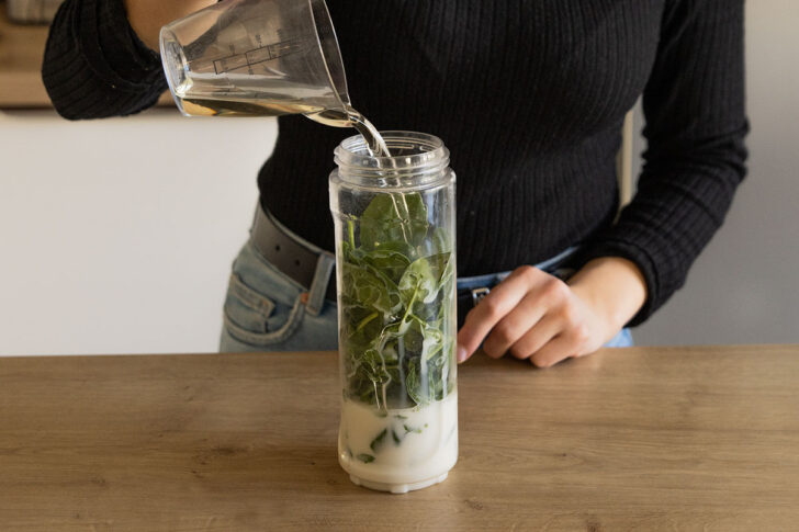 Spinat, Hafermilch & Öl in Mixer geben