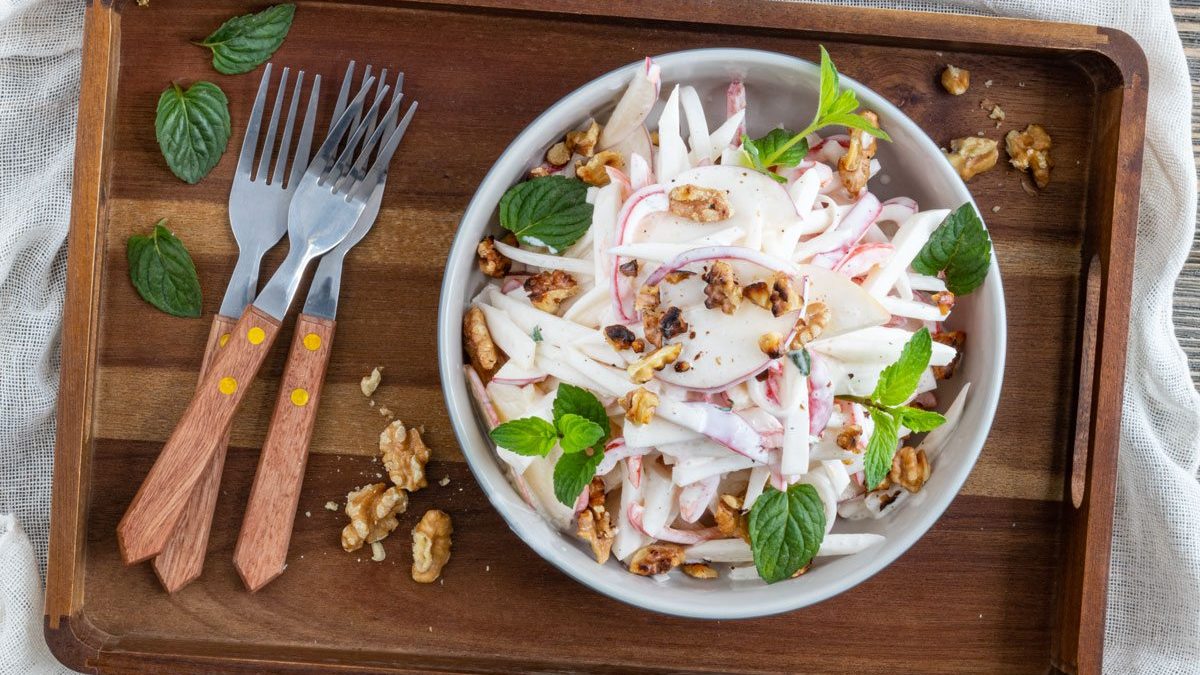 Rettichsalat mit Apfel und Schmand | Rezept - eat.de
