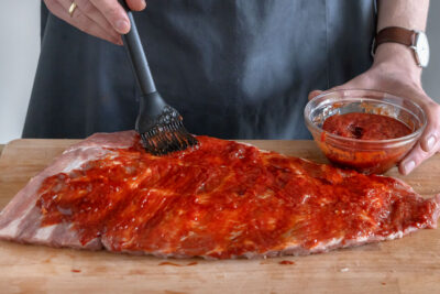 Rippchen mit Marinade bestreichen