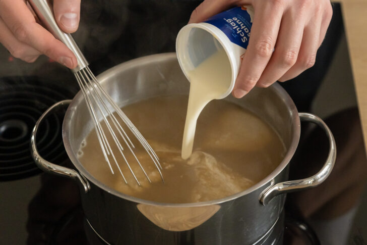 Sahne unter die klassische Meerrettichsauce rühren