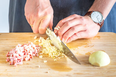 Zwiebeln schneiden für traditionelles Sauerkraut