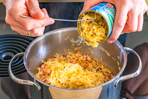 Sauerkraut in den Topf geben