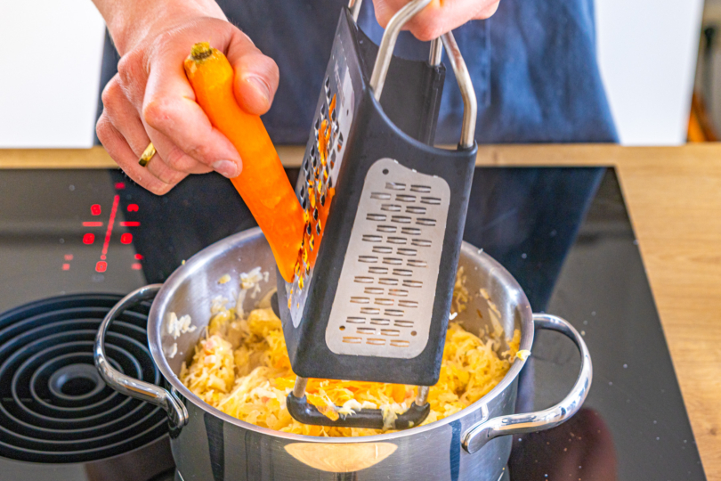 Karotte reiben für traditionelles Sauerkraut
