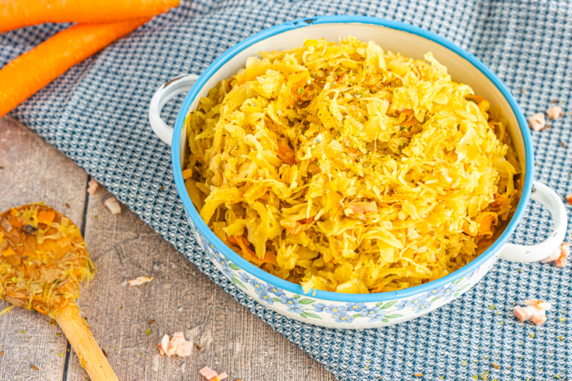 Traditionelles Sauerkraut nach Omas Rezept mit Karotten