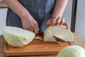 Strunk vom Weißkraut entfernen