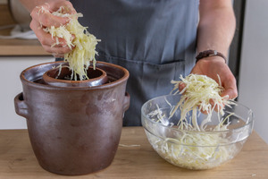 Sauerkraut kneten