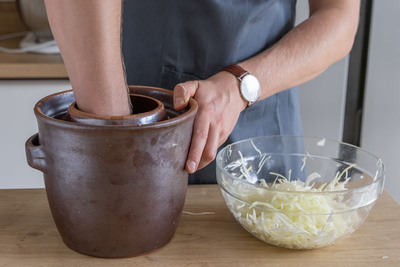 Sauerkraut kneten