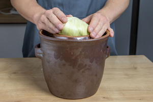 Sauerkraut mit Außenblatt bedecken