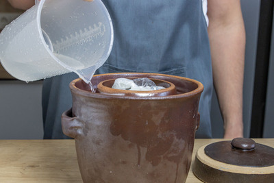 Gärrinne mit Wasser auffüllen