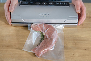 Fleisch mit Kräutern vakuumieren